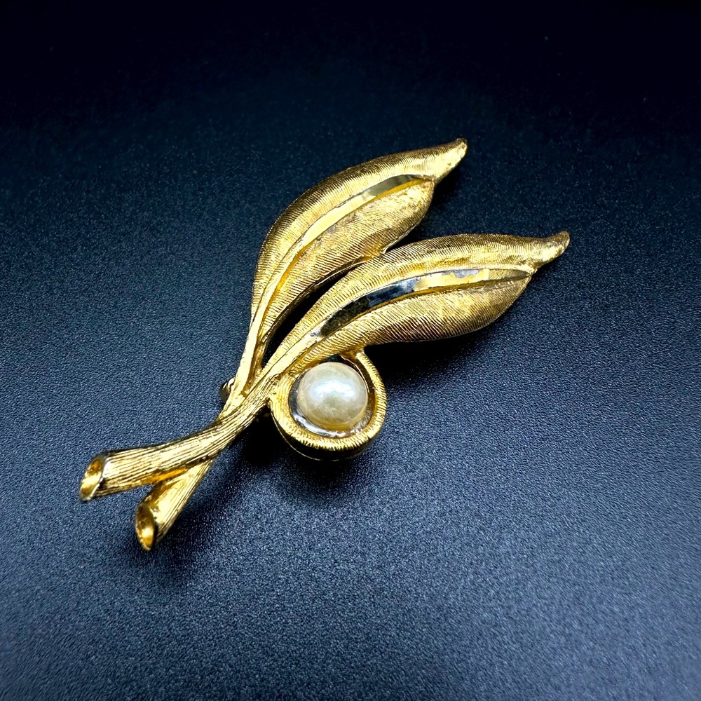 Vintage signed BSK gold tone with faux pearl brooch